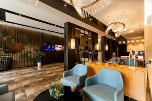 建德唯庭酒店（建德新安江江畔店）的一间设有蓝色椅子和柜台的等候室