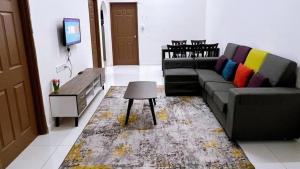 斯里曼绒HomeSTAY PANGSAPURI SAMUDERA SERI MANJUNG LUMUT的带沙发和电视的客厅