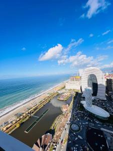 巴统Luxury Aparthotel orbi in black sea arena的享有度假胜地和海滩的空中景致