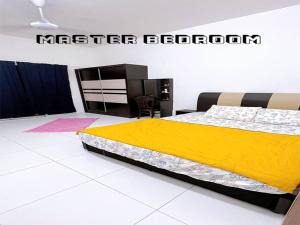 斯里曼绒HomeSTAY PANGSAPURI SAMUDERA SERI MANJUNG LUMUT的一间卧室配有一张黄色毯子床