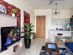 加影Casa RV Homestay MKH Boulevard Kajang的带电视的客厅和厨房