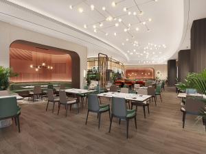 Xinsanchaba成都东部新区馨乐庭连心酒店的一间带桌椅和钢琴的餐厅