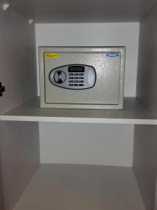 蒙得维的亚新阿拉佩酒店的冰箱内架子上的微波炉