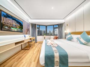 建德唯庭酒店（建德新安江江畔店）的配有一张床和一张书桌的酒店客房
