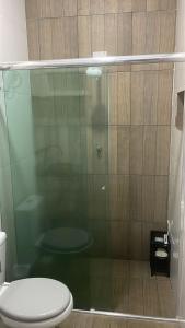 马瑙斯Casa 2 Quartos Manaus的浴室设有玻璃淋浴间和卫生间