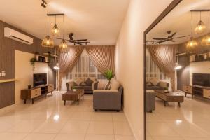 巴生Tastefully Designed 3BR at Impiria Residensi Klang的带沙发和电视的客厅