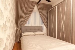 巴生Tastefully Designed 3BR at Impiria Residensi Klang的卧室在窗户前配有一张床