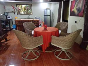 Puerto ViejoFinca La Paz的桌椅和红色桌布