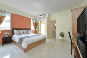 曼谷Salin Home Hotel Ramkhamhaeng的一间卧室配有一张床和一台平面电视