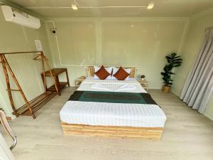 瓜隆岛Naroth Beach Bungalow的一间卧室,卧室内配有一张大床