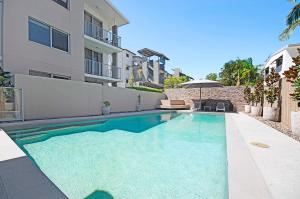 玛志洛银海第六度假村公寓的一座房子后院的游泳池