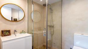 圣安东尼奥Bella Vista Es Pouet的带淋浴、盥洗盆和镜子的浴室