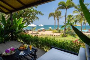 高兰Lanta Palace Beach Resort & Spa - Adult Only的从度假村的庭院可欣赏到海滩美景