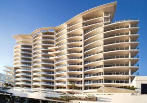 玛志洛Sensational Sebel Ocean View 2 Bedroom Apartment的海滩上一座带阳台的大型白色建筑