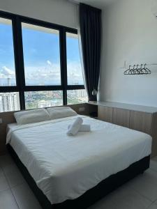 日落洞Cozy Urban Suites Georgetown View的卧室配有白色的床和大窗户