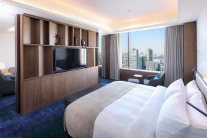 东京东京巨蛋酒店的一间酒店客房,设有一张大床和一个大窗户