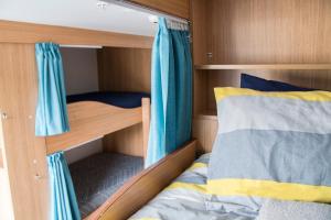 皇后镇Adventure Q2 Hostel的船上一间卧室配有两张双层床