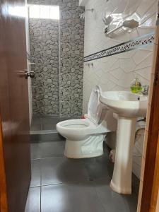 库斯科Departamento para 2 en Wanchaq - Cusco的一间带卫生间和水槽的浴室
