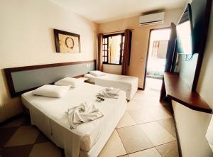 阿布拉奥罗尼尔普拉亚公寓酒店的酒店客房设有两张床和电视。
