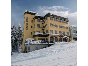 关市Ishiuchi Ski Center - Vacation STAY 09176v的一座大黄色的建筑,地面上积雪