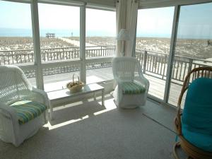 布兰特海滩Nice Home In Brant Beach With 4 Bedrooms And Internet的一间享有海滩美景的客厅