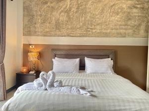 南邦思迈斯汽车旅馆的一间卧室配有带毛巾的床