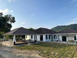 Kampung MawarOcean Cottage 1, Radiant Teluk Sari的前面有花园的房子