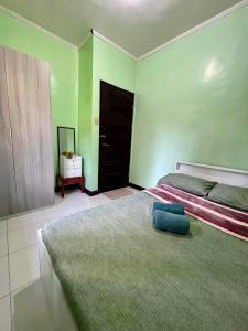 CaliclicPublikhaus的一间拥有绿色墙壁和一张大床的卧室