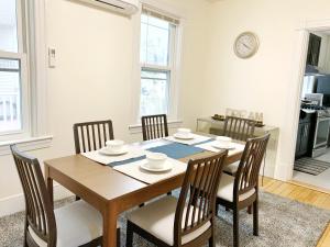 剑桥Best Location At Harvard University! 4 Bedroom Apartment! Two Units Available!的一间带木桌和椅子的用餐室