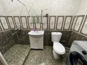 PʼarakʼarRuz & Arian的浴室配有卫生间、盥洗盆和淋浴。