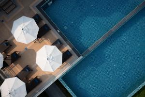 象岛Koh Chang Paradise Hill的享有带白色遮阳伞的游泳池的顶部景致