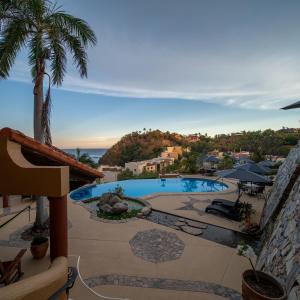 圣克鲁斯华特库Casa Ceiba Huatulco - Adults Only的享有度假村景致的游泳池