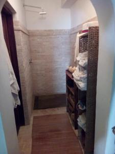 马林迪Mwezi Nyota的带淋浴的浴室和步入式衣柜