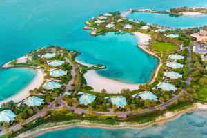 麦纳麦巴林丽思卡尔顿酒店的海洋岛屿的空中景观