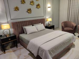 Elite,16 Bedrooms 16 bath Block 6 Gulshan-e-iqbal客房内的一张或多张床位