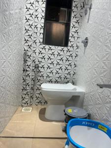 孟买Backpackers Villa Mumbai的一间带卫生间的浴室和墙上的窗户。