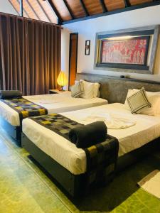 丹不拉Rangiri Dambulla Resort的配有两张床的酒店客房