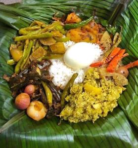 锡吉里亚Sigiri Panaromic Tree House的绿叶顶上的一盘食物