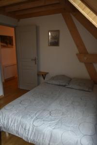 SailhanGîte de montagne Le Batoua的阁楼上的卧室配有一张大床