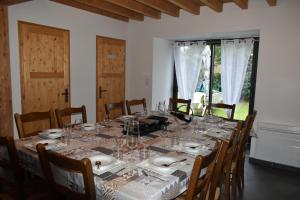 SailhanGîte de montagne Le Batoua的用餐室配有带盘子和酒杯的桌子