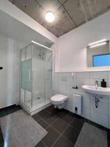 LietzowProject Bay - Workation / CoWorking的带淋浴、卫生间和盥洗盆的浴室
