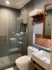 科隆阿卡西亚花园宾馆的浴室配有卫生间、淋浴和盥洗盆。