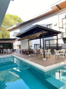 科隆阿卡西亚花园宾馆的游泳池旁带桌椅的天井