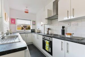 诺丁汉Perfect Retreat 4bed House Trent Bridge & Forest的白色的厨房配有白色橱柜和水槽