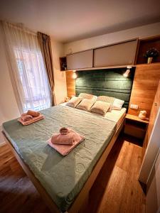 比奥格勒·纳·莫鲁Mobile home TASHA的一间卧室配有一张大床和两条毛巾
