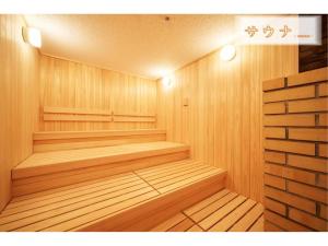 大阪大阪湾府库拉夏酒店的一间设有木板和灯光的桑拿浴室