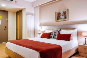 伊斯坦布尔Cheya Besiktas Istanbul City Center Hotel & Suites - Special Category的卧室配有带红色枕头的大型白色床