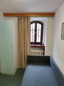 罗兹Apartament dla dwóch osób - Piotrkowska 262-264 pok A101的客房设有床和窗户。