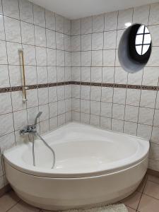 罗兹Apartament dla dwóch osób - Piotrkowska 262-264 pok A101的带浴缸的浴室和窗户