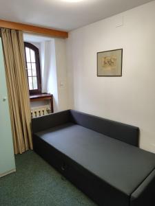 罗兹Apartament dla dwóch osób - Piotrkowska 262-264 pok A101的窗户客房内的一张大床